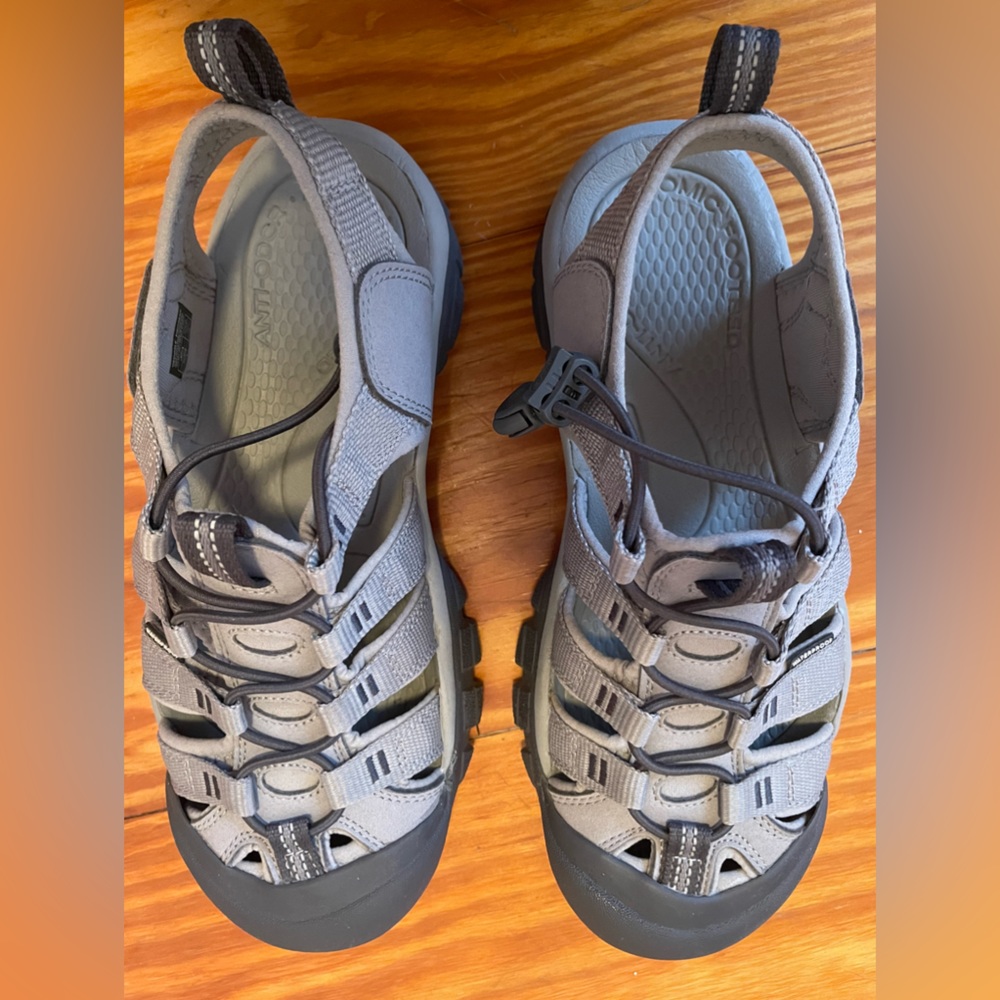 Like new womens Keens size 8